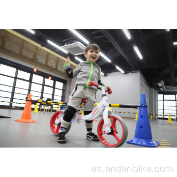 Equilibrio del bebé para caminar y deslizarse en bicicleta